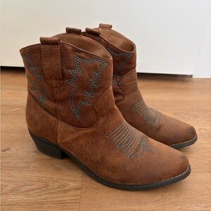 JustFab Brown Size 7 Western Ankle Boots with Teal Stitching